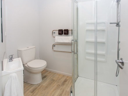 Deluxe Self-Contained Unit bathroom at Carters Beach TOP 10