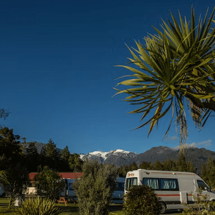 Parking caravans, campervans and motorhomes in Franz Josef